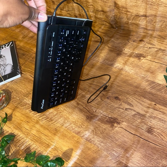 Black iPad Pro case with Bluetooth keyboard Brand New - Picture 4 of 7